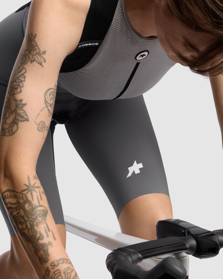 Assos DYORA R S11 ženske kratke kolesarske hlače z naramnicami