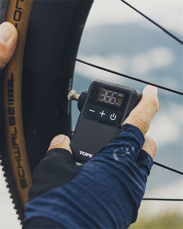 Topeak E-BOOSTER DIGITAL mini kolesarska tlačilka