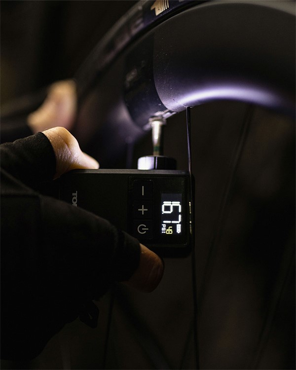 Topeak E-BOOSTER DIGITAL mini kolesarska tlačilka