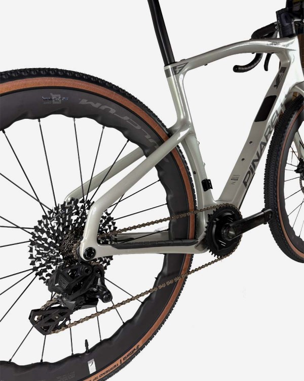 Pinarello Grevil F1 RE-WRLX 13 Sharq Gr gravel kolo