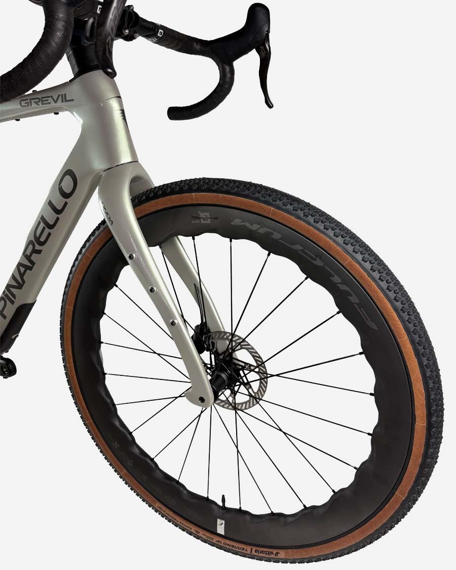 Pinarello Grevil F1 RE-WRLX 13 Sharq Gr gravel kolo